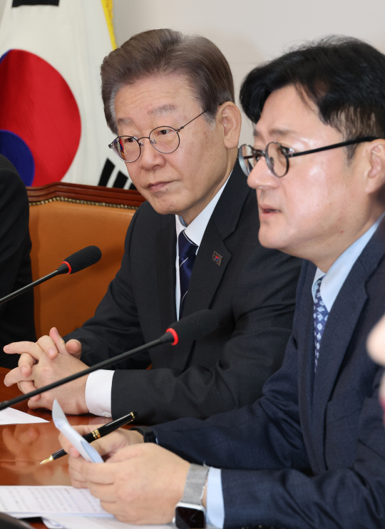 이재명 더불어민주당 대표와 홍익표 원내대표가 4일 국회에서 최고위원 회의를 하고 있다.<연합뉴스>